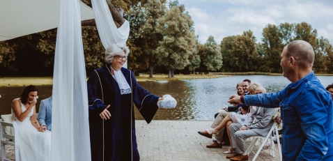 Trouwambtenaar Ellemieke Verbindt Echt