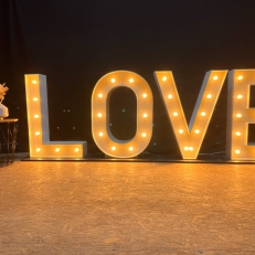 catering-partyverhuur WD Verhuur lichtletters, photobooth, licht & geluid