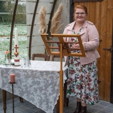 trouwambtenaar Liefs Annemiek trouwceremonies met warmte, liefde en humor