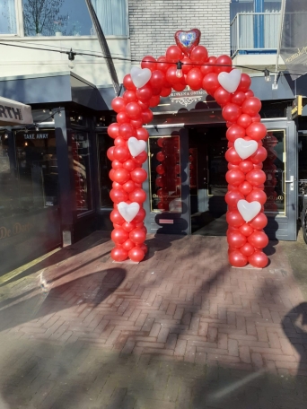 Ballonvertier Decoratie en Partyverhuur Ballonnenbogen, slingers rode lopers en meer